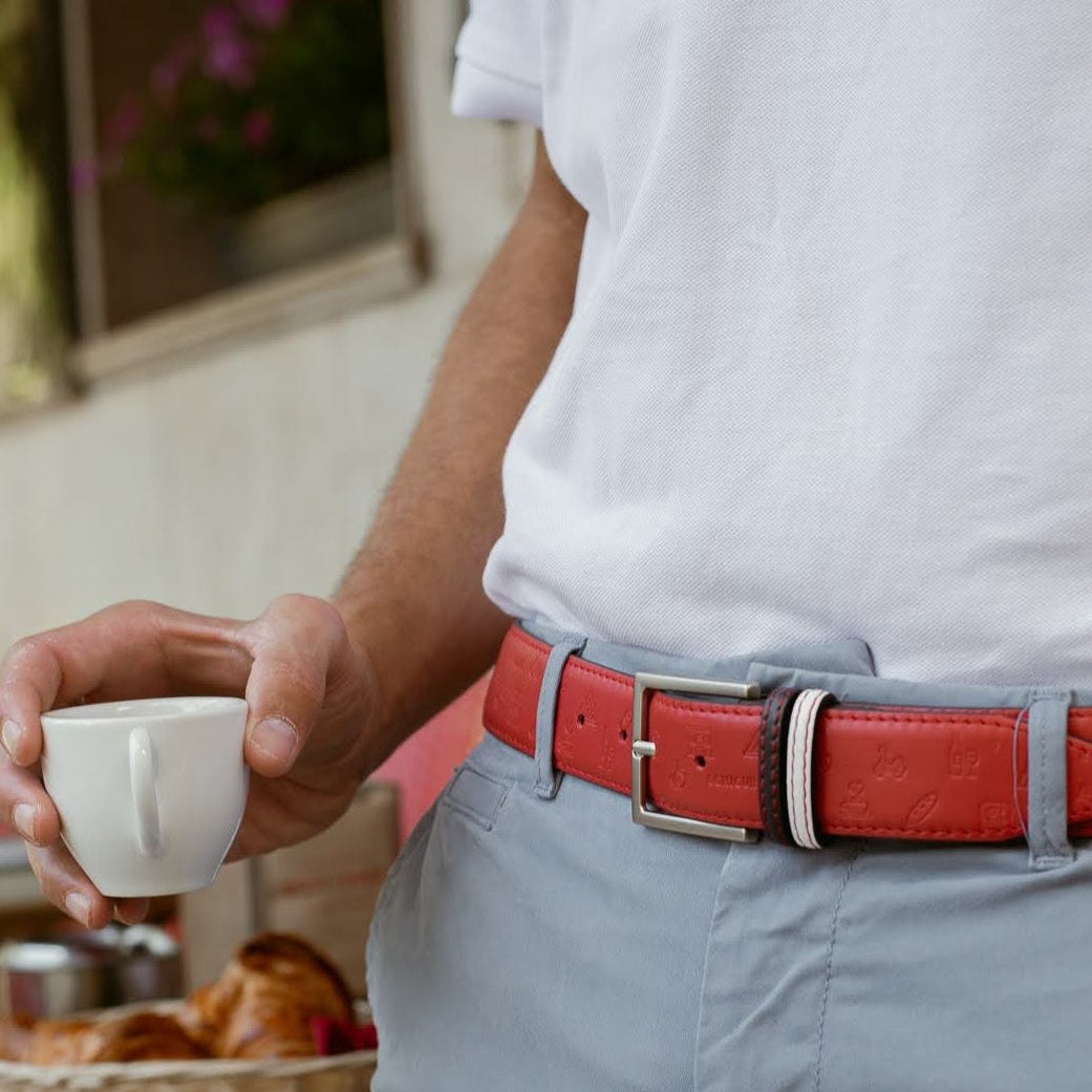 Man wearing the PARIS genuine leather belt by KAZARTT, handmade in Spain.