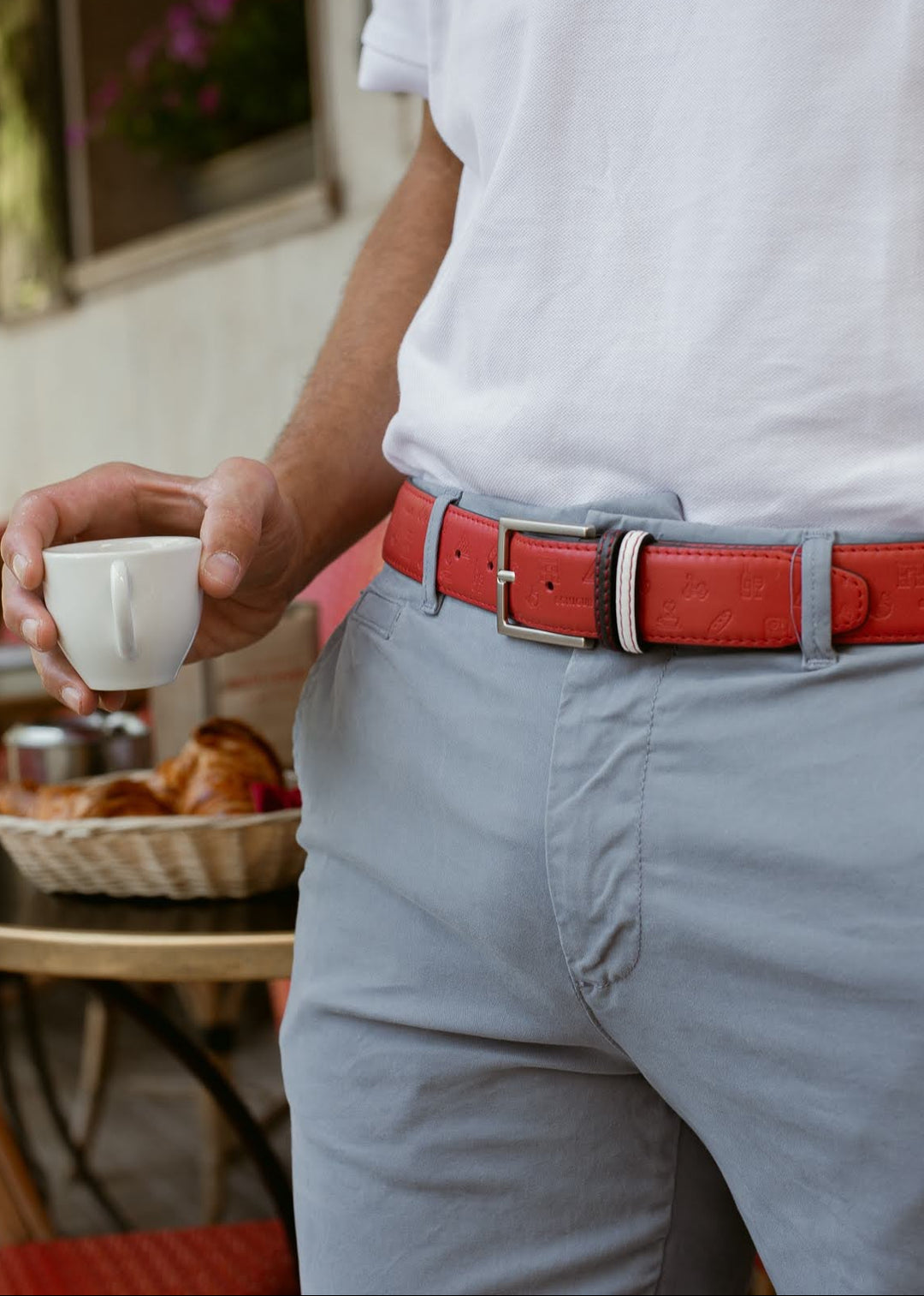 Homme portant la ceinture en cuir véritable PARIS de KAZARTT, fabriquée à la main en Espagne.